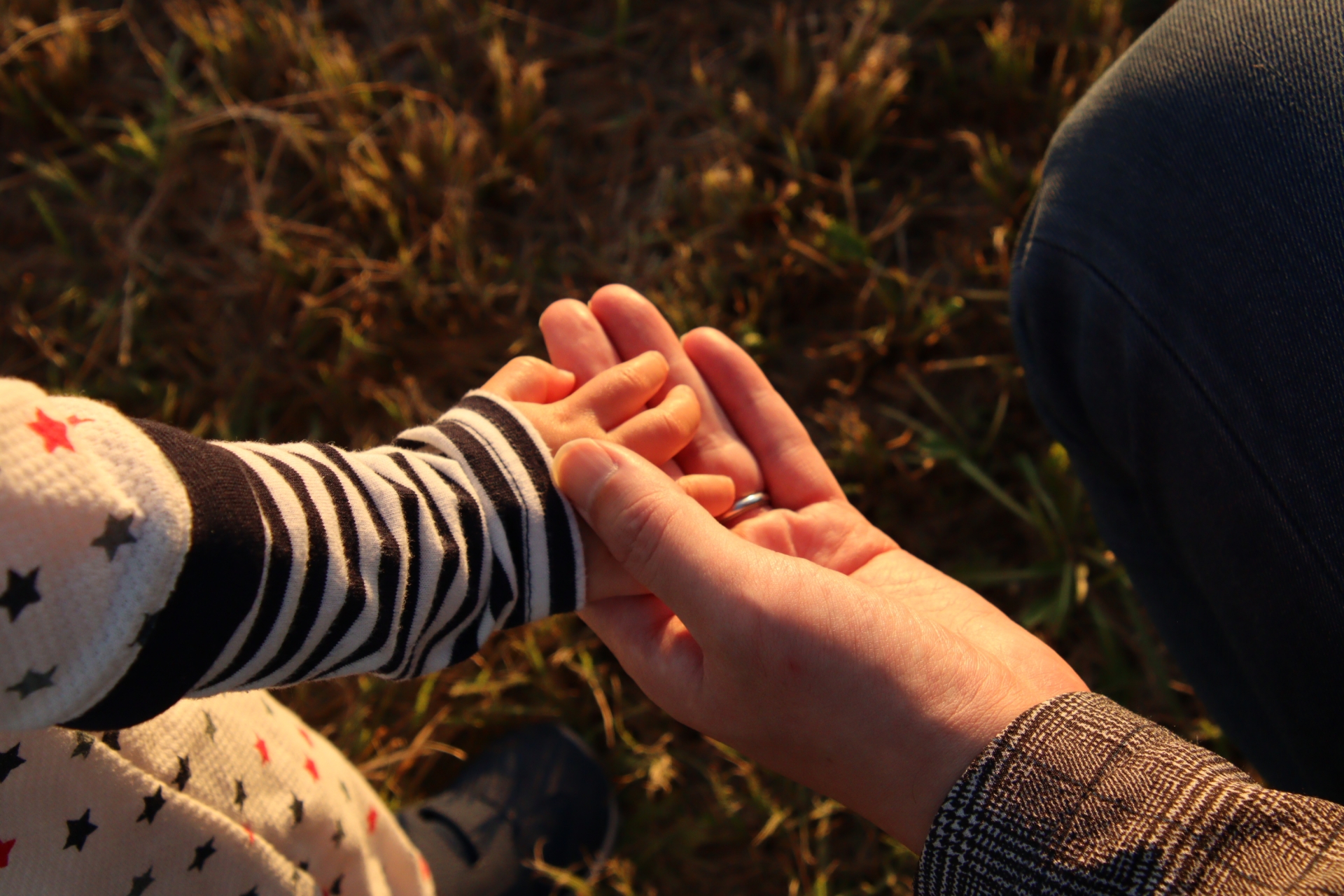 地域で支え合う人々のイメージ画像